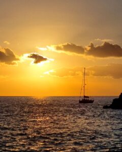 Fotografía Fine Art de un velero navegando en el océano Atlántico durante un atardecer dorado en la costa de Adeje, Tenerife.