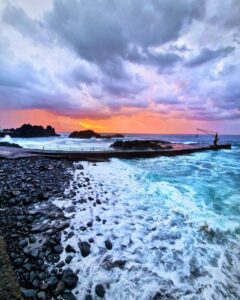 Fotografía Fine Art del atardecer en El Pris, Tenerife Norte, mostrando el fuerte oleaje del Atlántico batiendo contra la costa volcánica y la piscina natural.